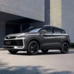 Vue de face du nouveau Geely Coolray restylé, mettant en avant sa calandre élargie et ses phares affinés.
