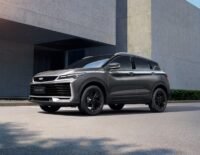 Vue de face du nouveau Geely Coolray restylé, mettant en avant sa calandre élargie et ses phares affinés.