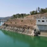 Vue aérienne d'un barrage marocain avec des réserves d'eau importantes, symbolisant l'excédent pluviométrique.