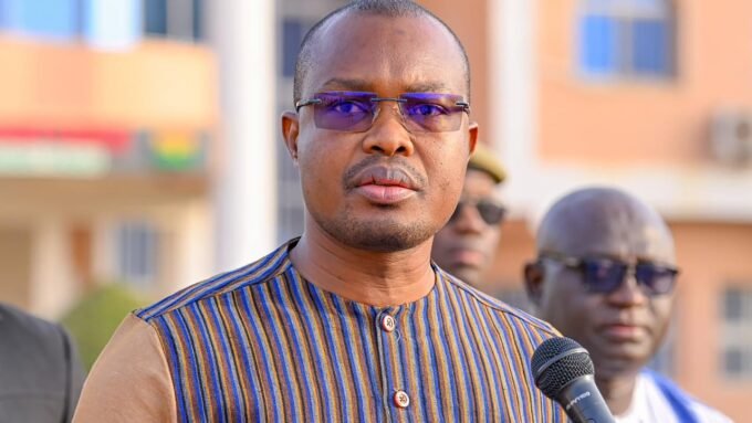 Le Premier ministre burkinabè, Jean Emmanuel Ouédraogo, lors d'une conférence de presse à Ouagadougou, le 6 janvier 2025.