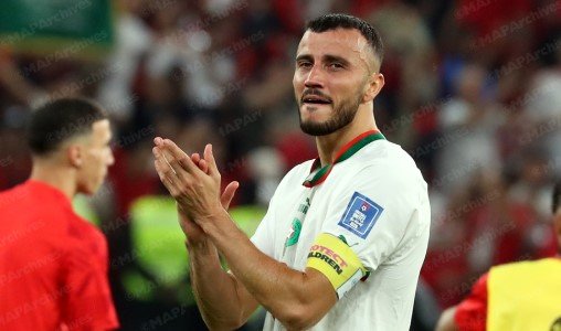 Ghanem Saïss, capitaine des Lions de l'Atlas, saluant les supporters après un match, symbolisant sa carrière et sa retraite internationale.