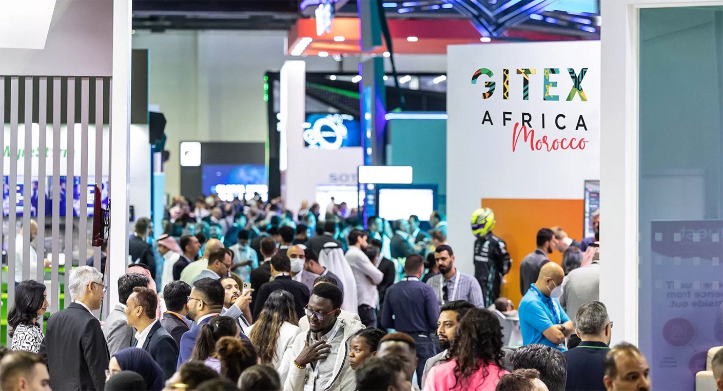 GITEX AFRICA Morocco : Marrakech, Capitale de l'IA et de l'Économie Numérique Africaine pour la 4ème édition 3 Vue panoramique de l'espace d'exposition du GITEX AFRICA à Marrakech, avec des participants interagissant et des stands technologiques.