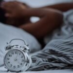 Le Maroc face au 'jet lag permanent' : Le GMT+1 en question 4 Une horloge murale affichant l'heure, symbolisant le décalage horaire et ses impacts sur la vie quotidienne des Marocains.