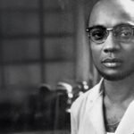 Amilcar Cabral, figure historique de l'indépendance de la Guinée-Bissau, photographié en 1964, symbole de la lutte pour la liberté.