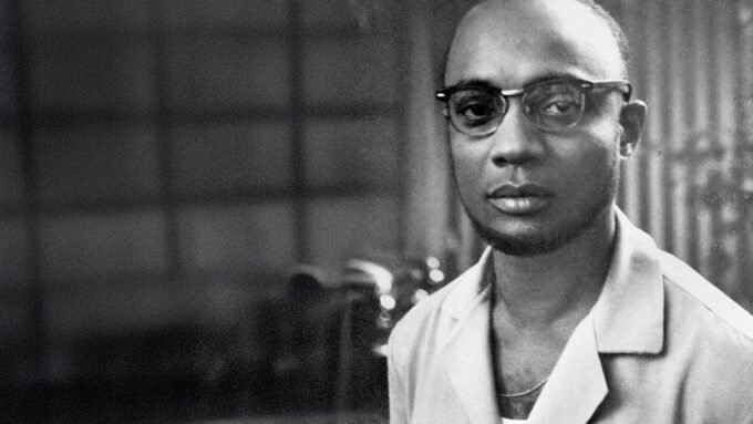 Amilcar Cabral, figure historique de l'indépendance de la Guinée-Bissau, photographié en 1964, symbole de la lutte pour la liberté.