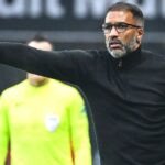 Habib Beye, le Phénix aux commandes de l'OM : Un nouveau chapitre s'ouvre 6 Habib Beye, nouvel entraîneur de l'Olympique de Marseille, souriant et déterminé lors de sa présentation officielle.