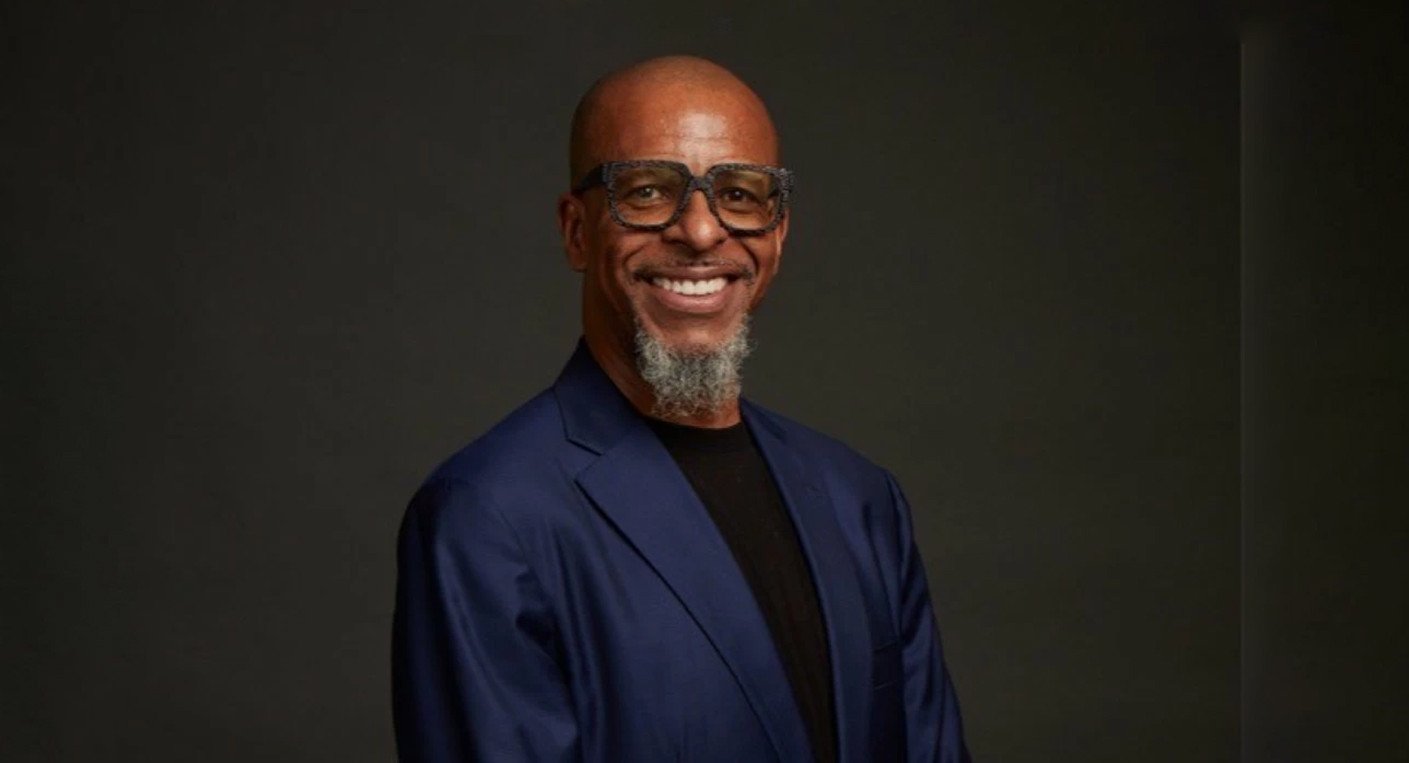 Portrait de Hamid Sidine, le nouveau Managing Director de Radisson Hotel Group pour le Maroc, souriant et professionnel.