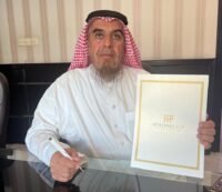 Dr. Lahiq bin Al-Otaibi, président de l’Union Arabe pour la Construction et le Développement Immobilier, et Salah Eddine El Badry, représentant Holding FFP, signant un accord de partenariat à Jeddah.
