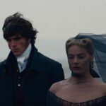 Margot Robbie et Jacob Elordi dans une scène intense du film Hurlevent, sur fond de paysages tourmentés.