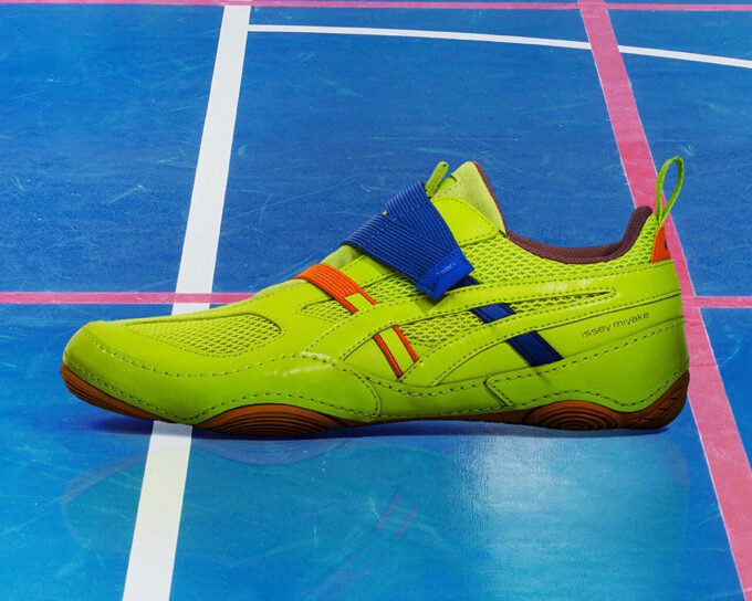 Miyake Design Studio and ASICS Redefine Athletic Footwear with Hyper Tapping 9 Close-up view of the ASICS x Miyake Design Studio Hyper Tapping shoe, showcasing its unique strap system and vibrant color options.