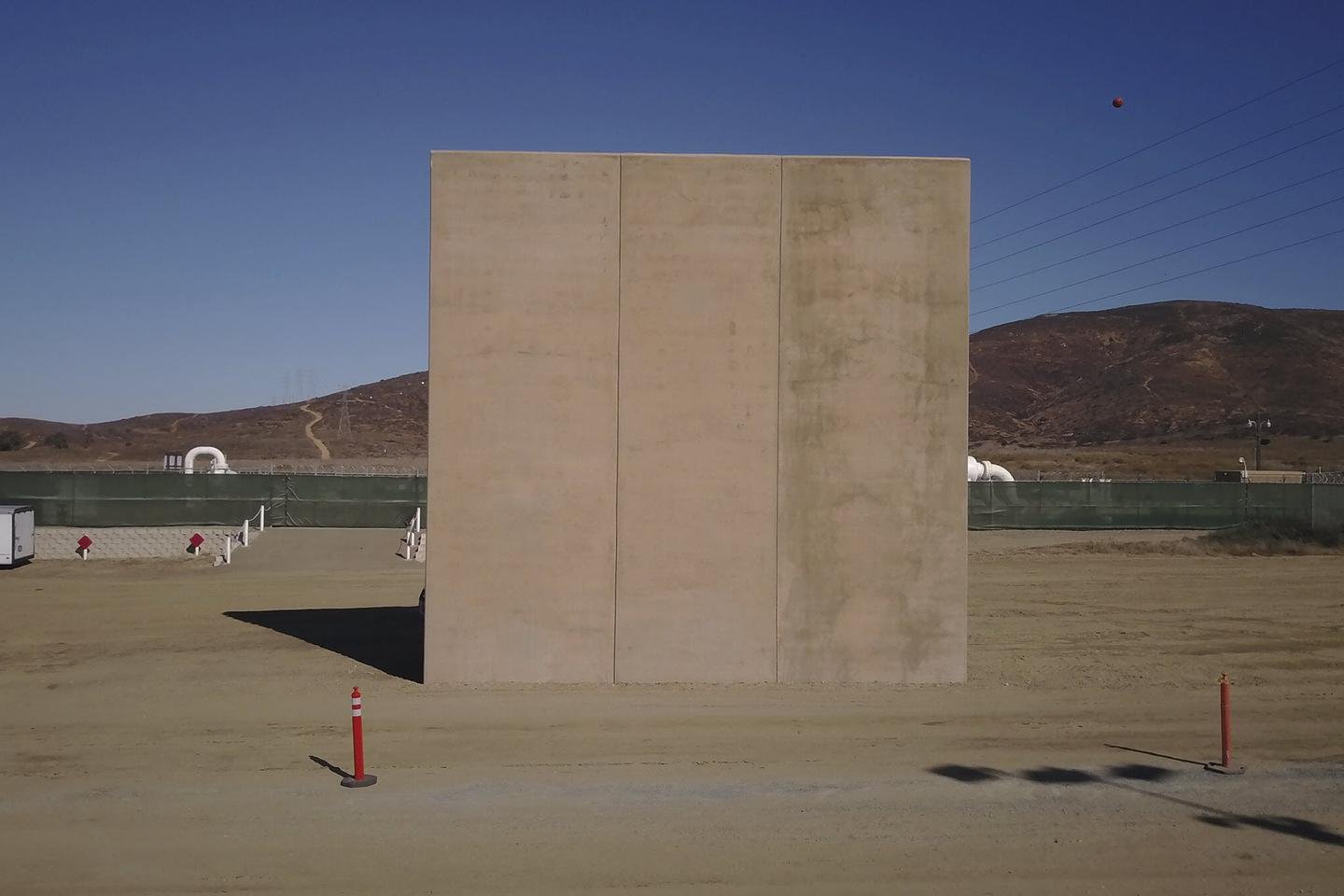 Prototype de mur frontalier présenté par Fisher Sand & Gravel, à San Diego (Californie), le 26 octobre 2017.