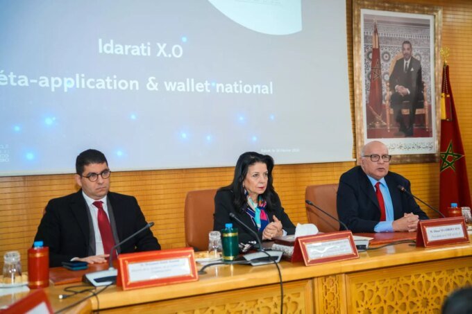 Illustration d'une interface numérique moderne avec des icônes représentant divers services administratifs, symbolisant la centralisation des formalités via Idarati x.0.