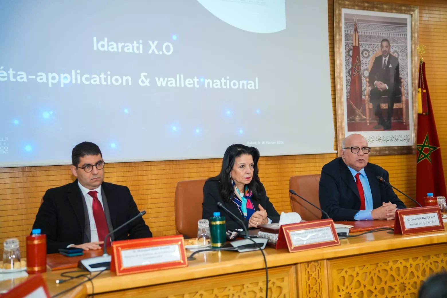 Illustration d'une interface numérique moderne avec des icônes représentant divers services administratifs, symbolisant la centralisation des formalités via Idarati x.0.