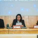 IDARATI x.0 : Le Maroc réinvente la connexion citoyenne à l'ère numérique 6 Une main tenant un smartphone affichant une interface d'application moderne, symbolisant la connexion numérique entre le citoyen et l'administration marocaine via IDARATI x.0.