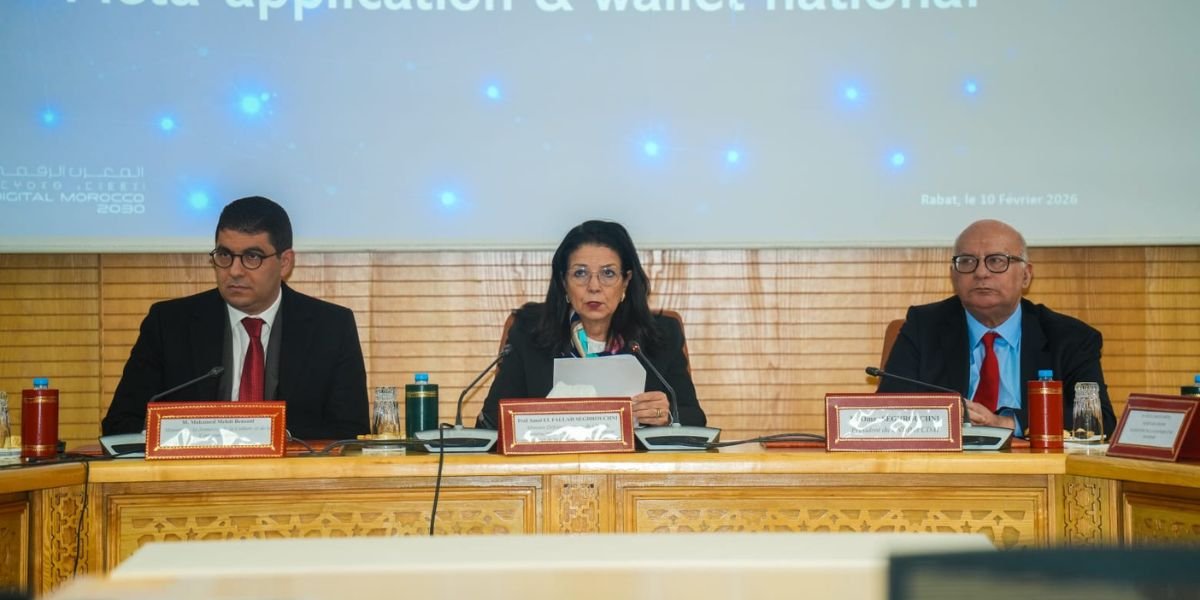 Une main tenant un smartphone affichant une interface d'application moderne, symbolisant la connexion numérique entre le citoyen et l'administration marocaine via IDARATI x.0.