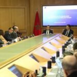 Révolution des Changes au Maroc : L'IGOC 2026, un Catalyseur de Croissance pour les Entreprises 4 Chakib Alj, président de la CGEM, s'exprimant lors d'une conférence sur l'Instruction Générale des Opérations de Change 2026, avec Driss Benchikh, directeur général de l'Office des Changes, en arrière-plan.