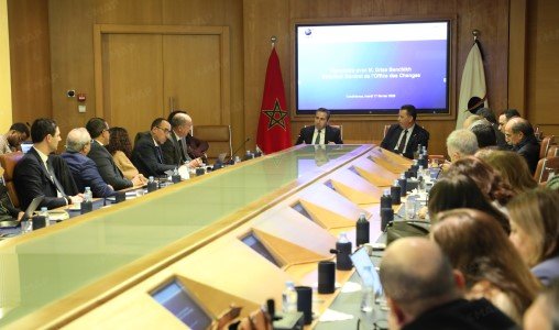 Chakib Alj, président de la CGEM, s'exprimant lors d'une conférence sur l'Instruction Générale des Opérations de Change 2026, avec Driss Benchikh, directeur général de l'Office des Changes, en arrière-plan.