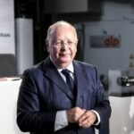 Vue aérienne d'une usine moderne de fabrication de trains d'atterrissage, avec le logo Safran, symbolisant l'investissement au Maroc.