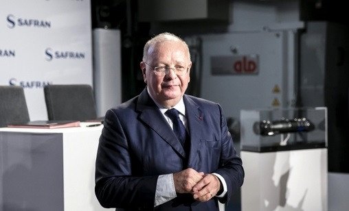 Safran renforce son ancrage au Maroc : une usine de trains d'atterrissage de pointe, pilier de l'aéronautique mondiale 3 Vue aérienne d'une usine moderne de fabrication de trains d'atterrissage, avec le logo Safran, symbolisant l'investissement au Maroc.