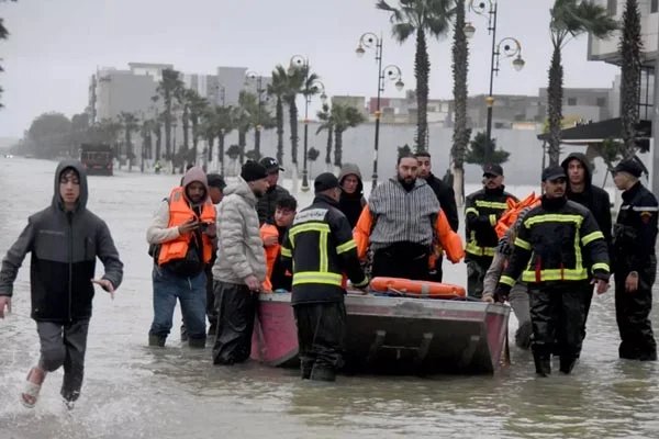 Maroc : Inondations Dévastatrices, Plus de 154 000 Personnes Évacuées 5 Vue aérienne d'une zone inondée au Maroc, avec des habitations entourées d'eau et des équipes de secours en action.