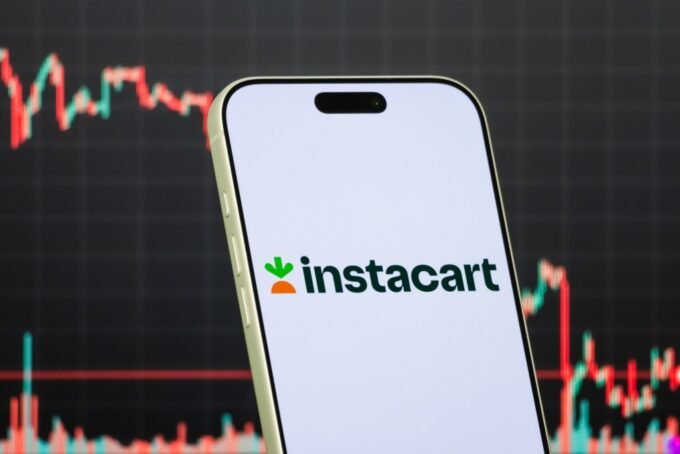 Unveiling Instacart's Compensation: A Deep Dive into Tech Salaries and Market Dynamics 9 Instacart logo with a chart comparing tech salaries against competitors like DoorDash and Uber
