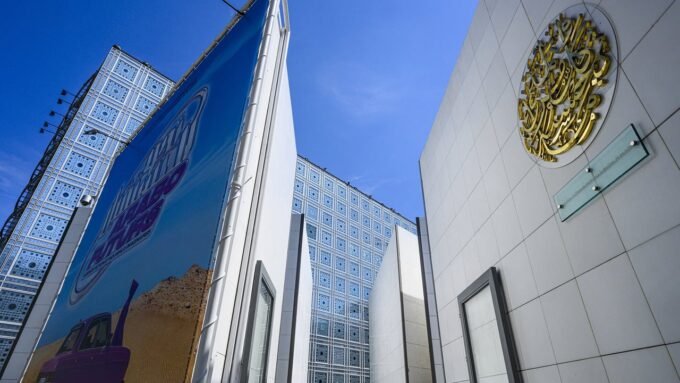 Institut du monde arabe : un choix éminemment politique pour tourner la page des années Lang 5 Bâtiment de l'Institut du monde arabe à Paris, conçu par Jean Nouvel, sous un ciel clair.