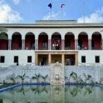 Façade du nouvel Institut français du Maroc à Tanger, ancien Consulat général de France, avec des drapeaux français et marocains