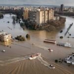 Intempéries: La province de Larache élabore un plan opérationnel intégré pour faciliter le retour des citoyens évacués 4 Des équipes de secours et des habitants dans la province de Larache après les intempéries, symbolisant le retour à la normale orchestré par le plan intégré.
