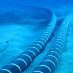 Vue aérienne d'un câble sous-marin reliant deux continents pour le transport d'électricité verte.