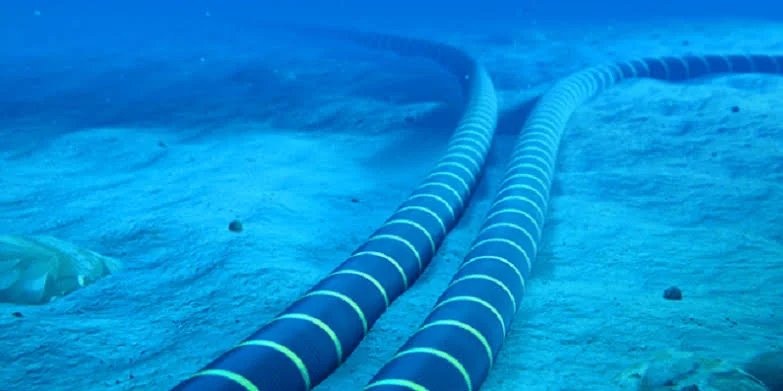 Vue aérienne d'un câble sous-marin reliant deux continents pour le transport d'électricité verte.