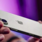 Un iPhone 17 (ou concept d'iPhone futur) avec l'interface iOS affichée, symbolisant l'optimisation logicielle et l'amélioration de la batterie.