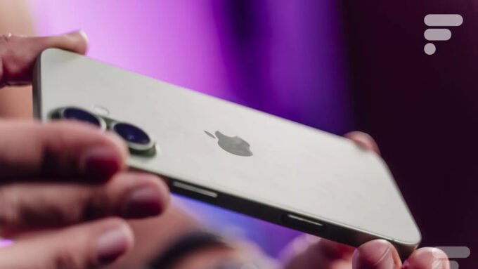 Un iPhone 17 (ou concept d'iPhone futur) avec l'interface iOS affichée, symbolisant l'optimisation logicielle et l'amélioration de la batterie.