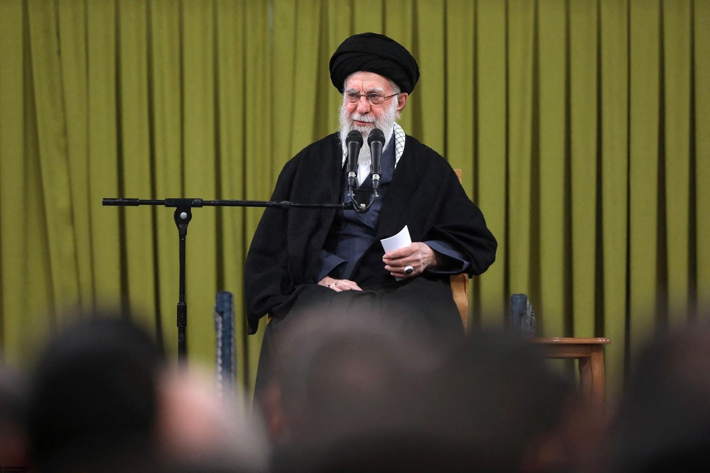 Iran : Khamenei brandit la