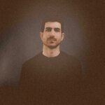 Ismail Sentissi : L'Odyssée Sonore d'un Jazzman Sans Frontières 8 Ismail Sentissi, pianiste et compositeur, sur scène ou en portrait, évoquant son parcours musical entre l'Afrique et l'Europe.