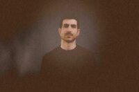 Ismail Sentissi, pianiste et compositeur, sur scène ou en portrait, évoquant son parcours musical entre l'Afrique et l'Europe.