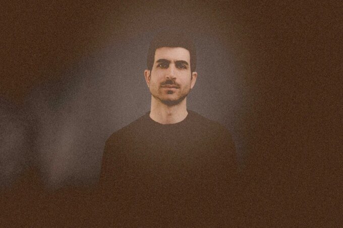 Ismail Sentissi, pianiste et compositeur, sur scène ou en portrait, évoquant son parcours musical entre l'Afrique et l'Europe.