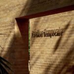 Vue aérienne du Jardin Majorelle à Marrakech, avec la Villa Oasis et ses jardins luxuriants, symbolisant l'harmonie entre architecture et nature.