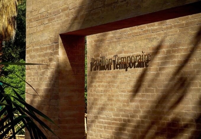 Vue aérienne du Jardin Majorelle à Marrakech, avec la Villa Oasis et ses jardins luxuriants, symbolisant l'harmonie entre architecture et nature.