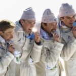 Les fondeurs Victor Lovera, Mathis Desloges, Hugo Lapalus et Théo Schely célèbrent leur médaille d'argent au relais olympique de ski de fond, aux JO de Milan-Cortina 2026.