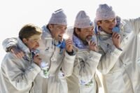 Les fondeurs Victor Lovera, Mathis Desloges, Hugo Lapalus et Théo Schely célèbrent leur médaille d'argent au relais olympique de ski de fond, aux JO de Milan-Cortina 2026.