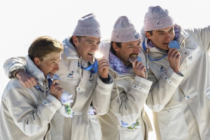 JO 2026 : La France égale son record de médailles, Johannes Klaebo entre dans la légende 9 Les fondeurs Victor Lovera, Mathis Desloges, Hugo Lapalus et Théo Schely célèbrent leur médaille d'argent au relais olympique de ski de fond, aux JO de Milan-Cortina 2026.