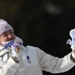 Eric Perrot célébrant sa médaille d'argent en biathlon aux JO 2026