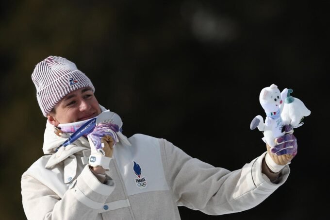 Eric Perrot célébrant sa médaille d'argent en biathlon aux JO 2026