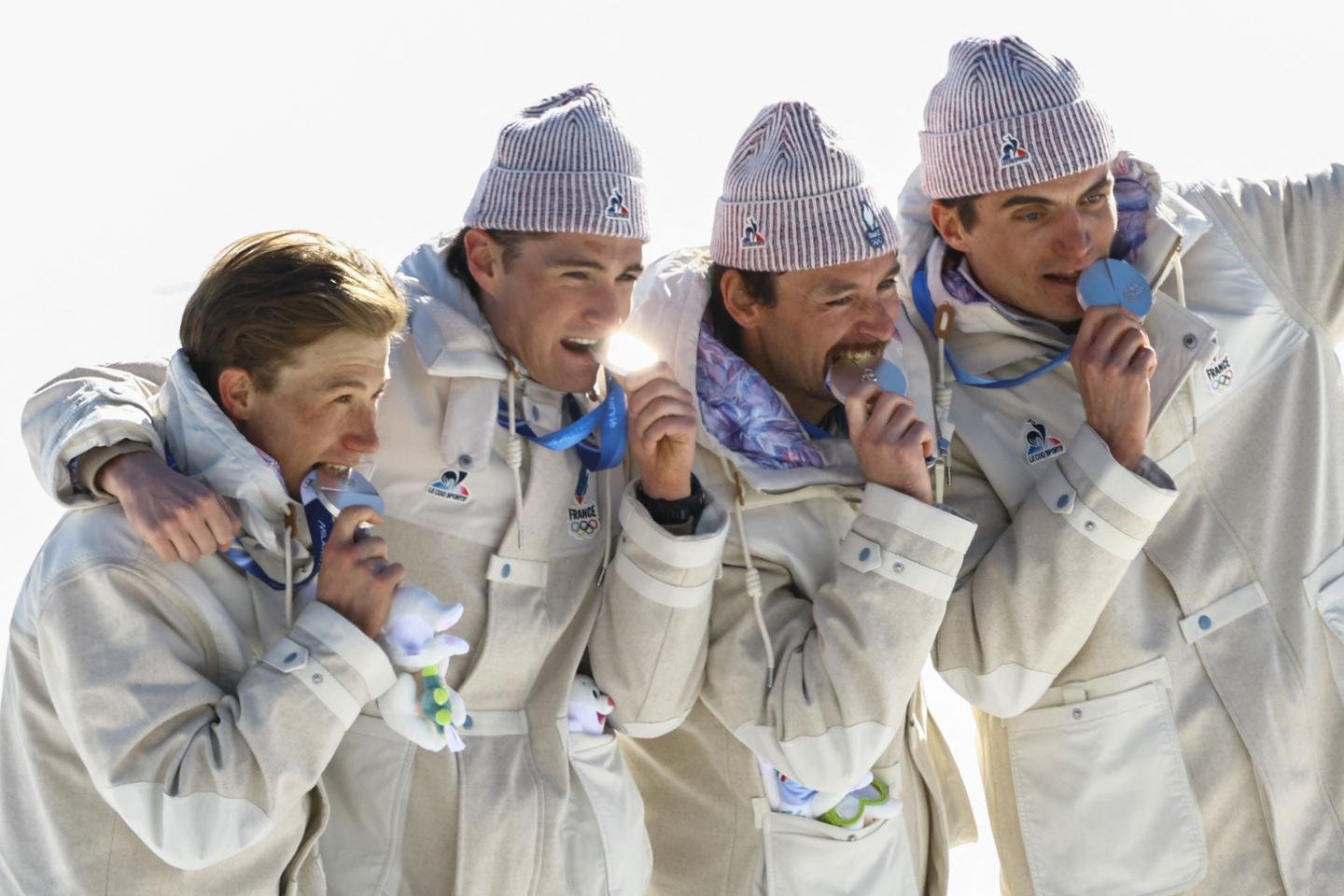 Les fondeurs Victor Lovera, Mathis Desloges, Hugo Lapalus et Théo Schely célèbrent leur médaille d'argent au relais olympique de ski de fond, aux JO de Milan-Cortina 2026.