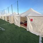 Vue générale de la ville de Ksar El Kébir, avec un focus sur des bâtiments résidentiels ou des centres d'hébergement, sous un ciel potentiellement nuageux, symbolisant la vigilance face aux risques hydrologiques.