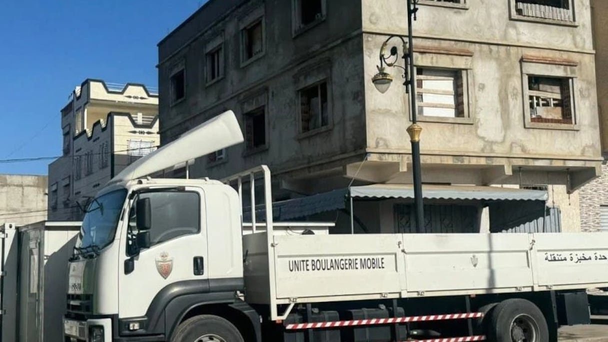 Ksar El Kébir: La DGSN, au four et au moulin pour les sinistrés 3 Deux unités mobiles de boulangerie de la DGSN en action à Ksar El Kébir, fournissant du pain aux habitants après les inondations.