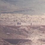 Image illustrant la frontière maroco-algérienne à Ksar Ich, avec des éléments militaires ou des paysages désertiques.