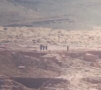Image illustrant la frontière maroco-algérienne à Ksar Ich, avec des éléments militaires ou des paysages désertiques.