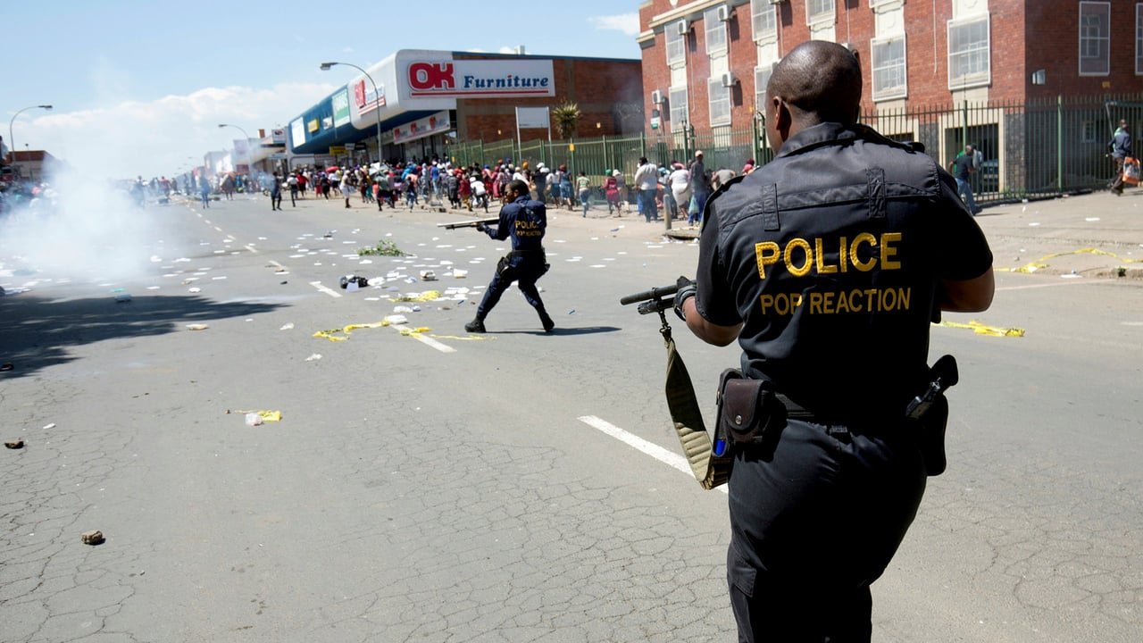 Intervention policière dans une rue d'Escourt, Afrique du Sud, le 12 octobre 2017, illustrant la lutte contre le trafic de drogue sur le continent africain.