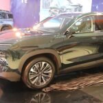L'offensive chinoise : Jetour débarque au Maroc avec Smeia, promettant luxe et puissance à prix juste 6 Un SUV Jetour T2 de couleur verte, au design robuste et moderne, est présenté lors de l'événement de lancement au Maroc. Le véhicule est mis en valeur sous un éclairage professionnel, avec des éléments de la marque Jetour visibles en arrière-plan.